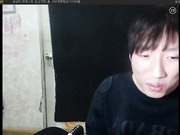 情侣在视频前