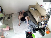 家庭網絡攝像頭破解拍攝到的蝸居年輕情侶睡地鋪啪啪打炮 從地上幹到沙發上 玩的太嗨了～720P高清